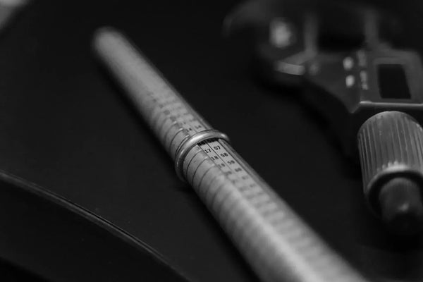 How to read a ring sizer stick