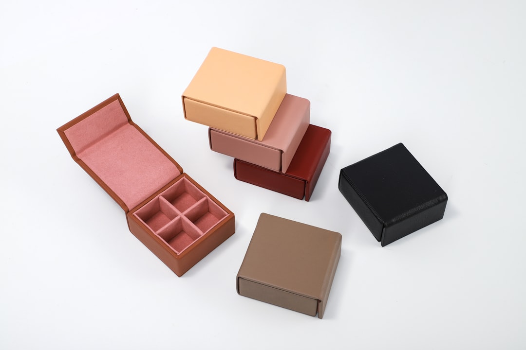 Jewelry Packaging Manufacturers That Will Give Your Gems the Royal Treatment